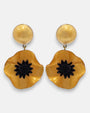 pareja de pendientes de amapola de Ciléa Paris con pétalos en color oro metalizado esmaltado, centro negro texturizado y botón superior redondo.
