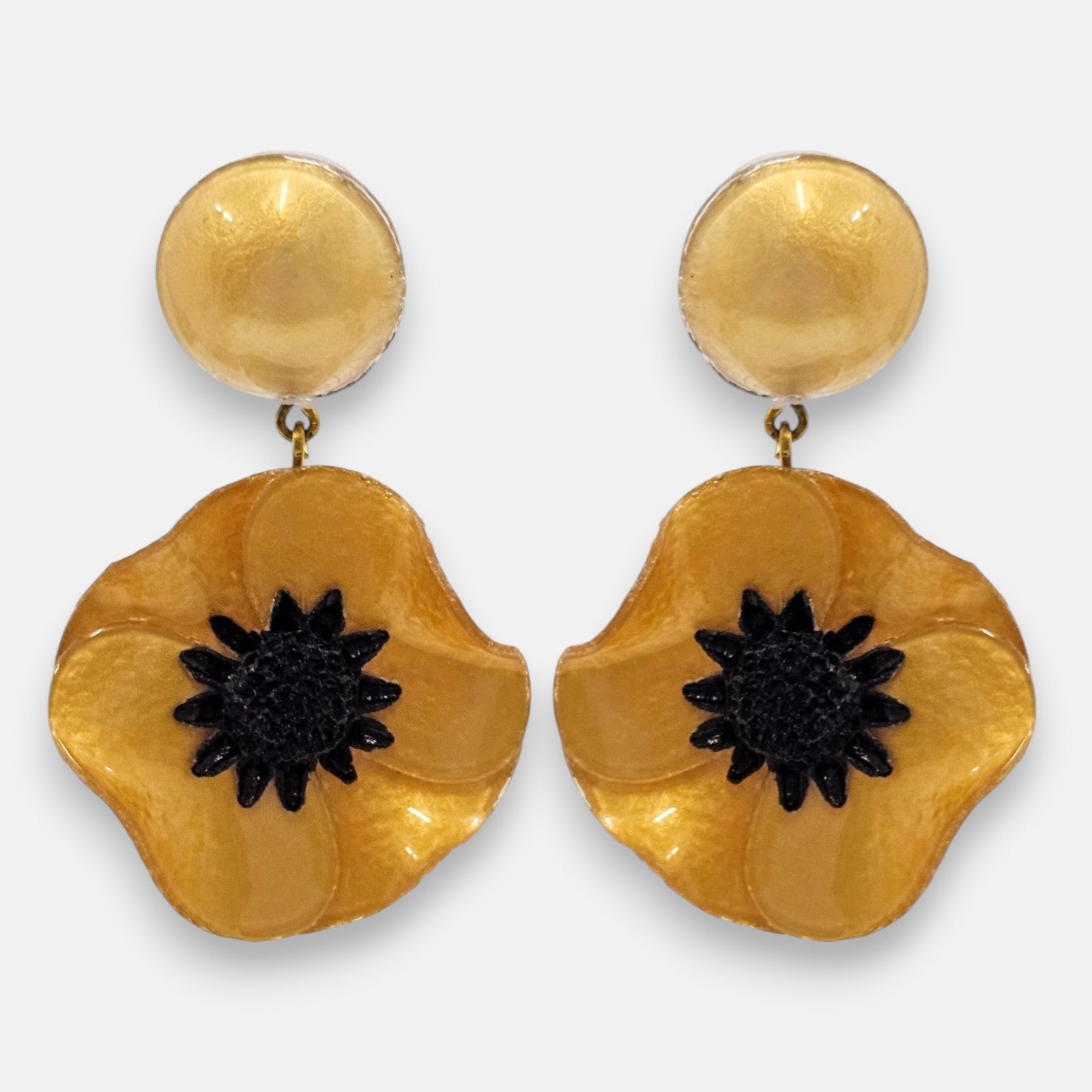 pareja de pendientes de amapola de Ciléa Paris con pétalos en color oro metalizado esmaltado, centro negro texturizado y botón superior redondo.