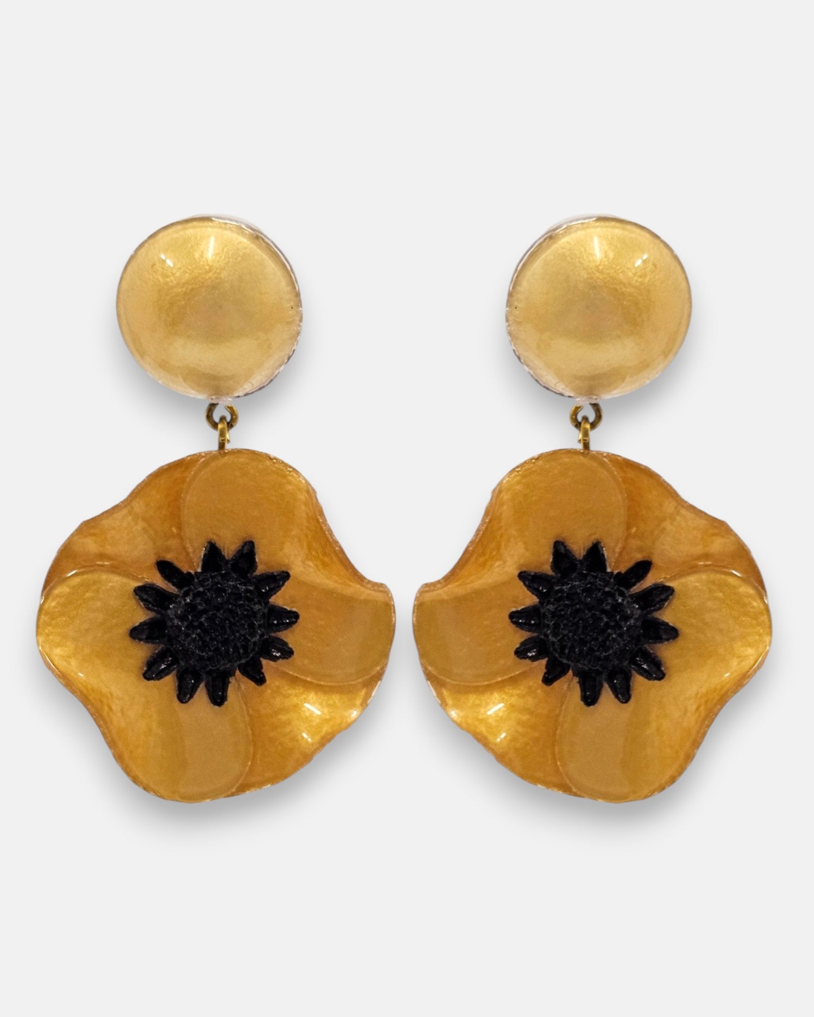 pareja de pendientes de amapola de Ciléa Paris con pétalos en color oro metalizado esmaltado, centro negro texturizado y botón superior redondo.
