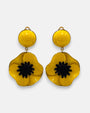 pareja de pendientes de amapola de Ciléa Paris con pétalos en color amarillo brillante, centro negro texturizado y botón superior redondo con enganche de pinza.