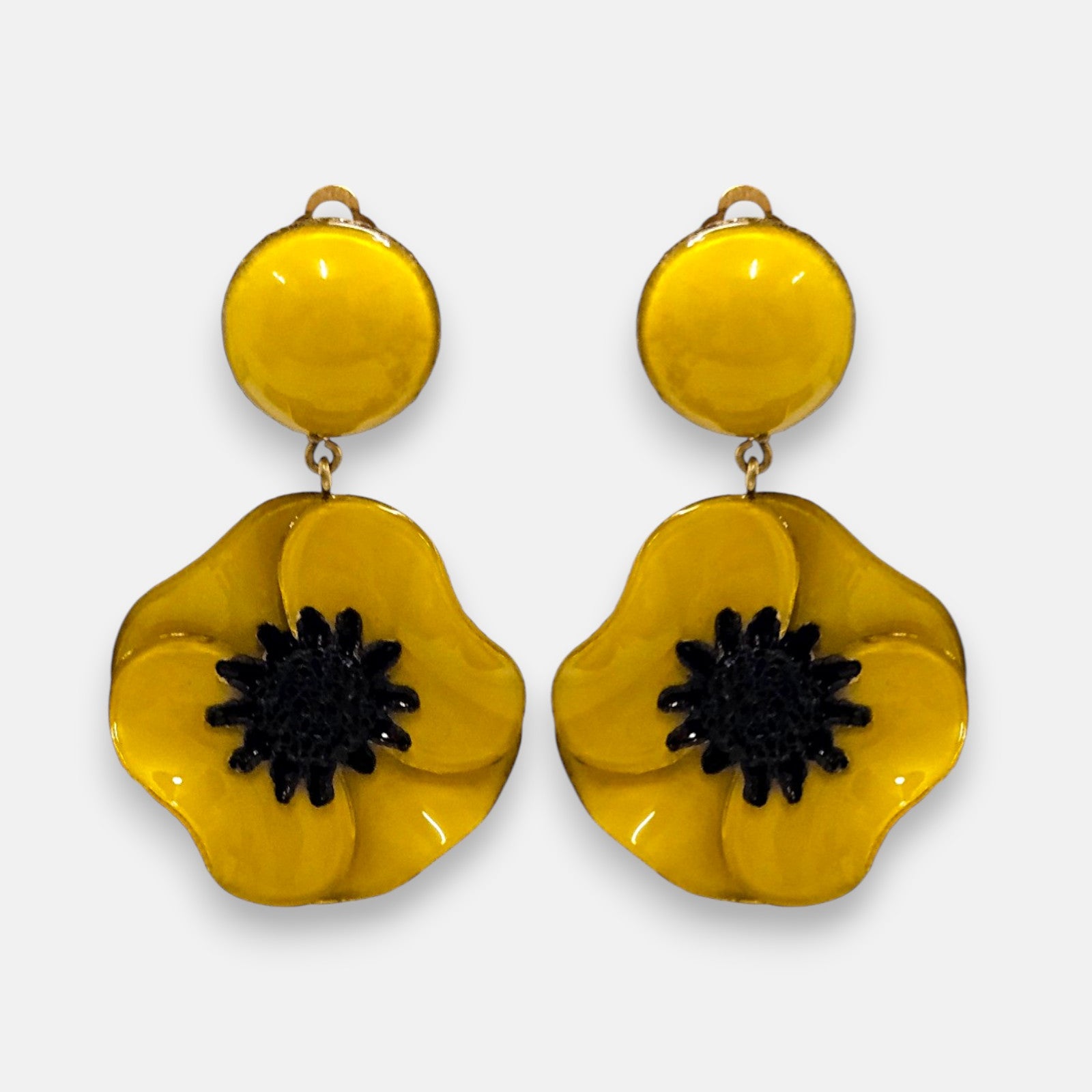 pareja de pendientes de amapola de Ciléa Paris con pétalos en color amarillo brillante, centro negro texturizado y botón superior redondo con enganche de pinza.