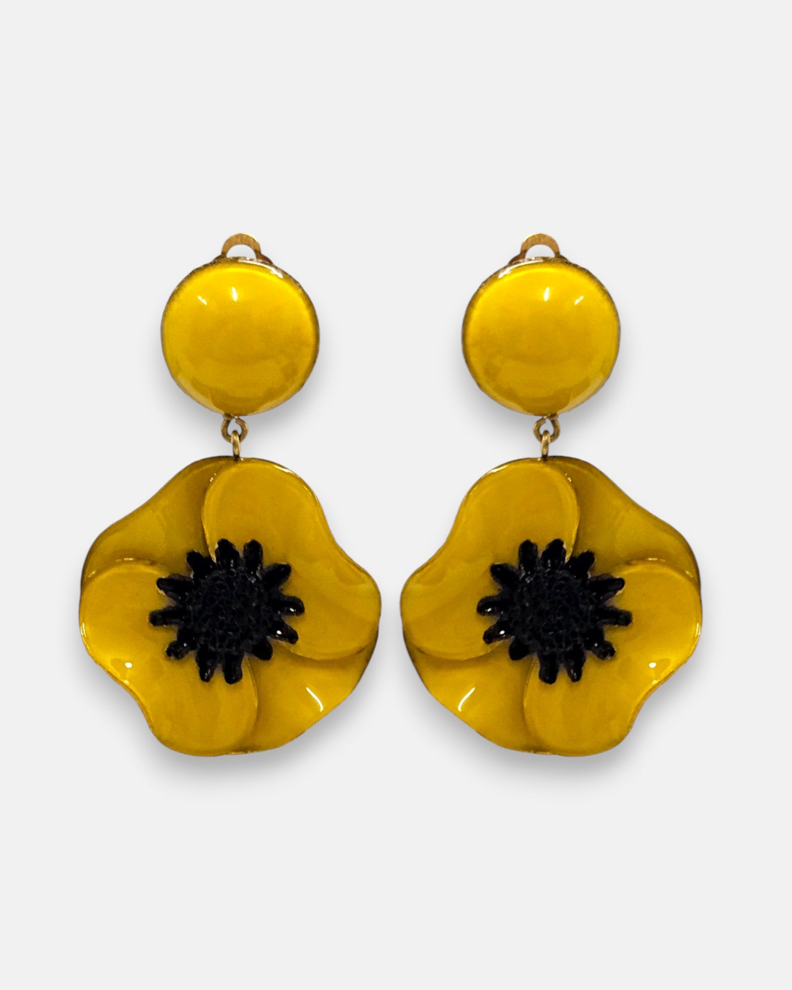 pareja de pendientes de amapola de Ciléa Paris con pétalos en color amarillo brillante, centro negro texturizado y botón superior redondo con enganche de pinza.
