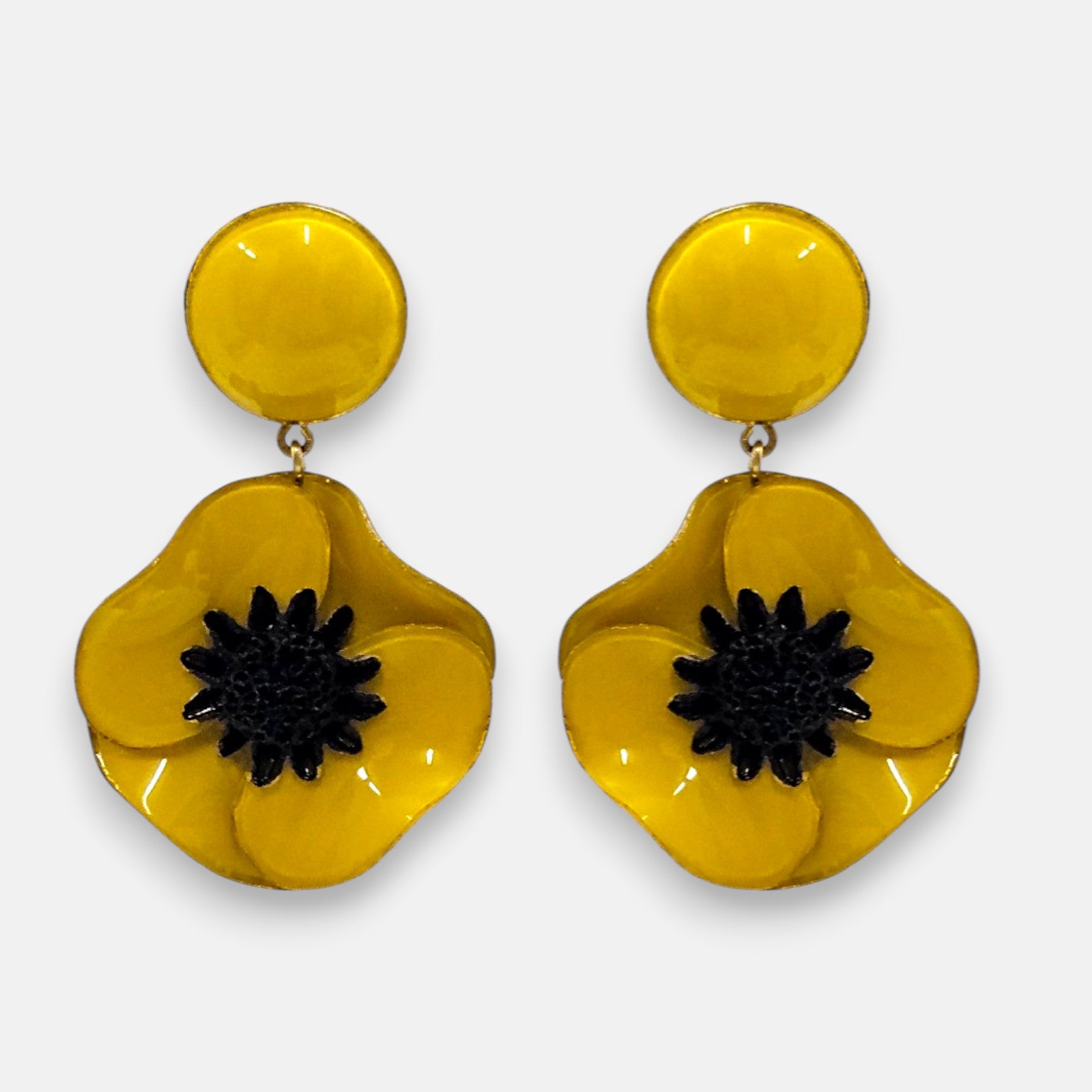 pareja de pendientes de amapola de Ciléa Paris con pétalos en color amarillo mostaza esmaltado, centro negro texturizado y botón superior redondo.
