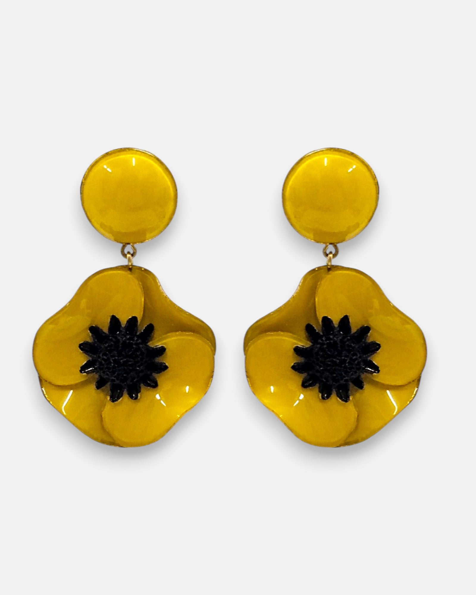 pareja de pendientes de amapola de Ciléa Paris con pétalos en color amarillo mostaza esmaltado, centro negro texturizado y botón superior redondo.