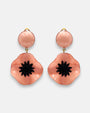 pareja de pendientes de amapola de Ciléa Paris con pétalos en color rosa salmón esmaltado, centro negro texturizado y botón superior redondo con enganche de pinza.