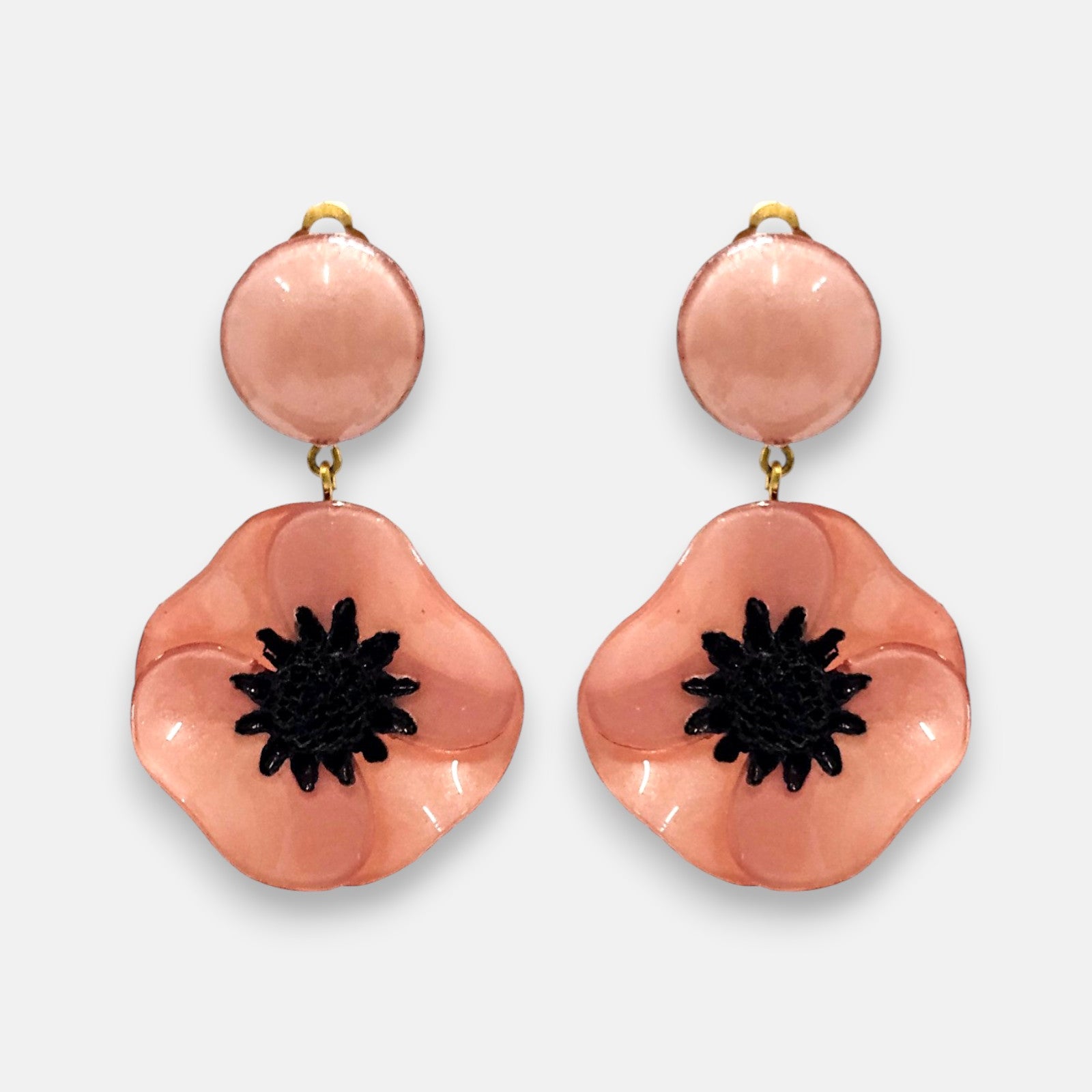 pareja de pendientes de amapola de Ciléa Paris con pétalos en color rosa salmón esmaltado, centro negro texturizado y botón superior redondo con enganche de pinza.