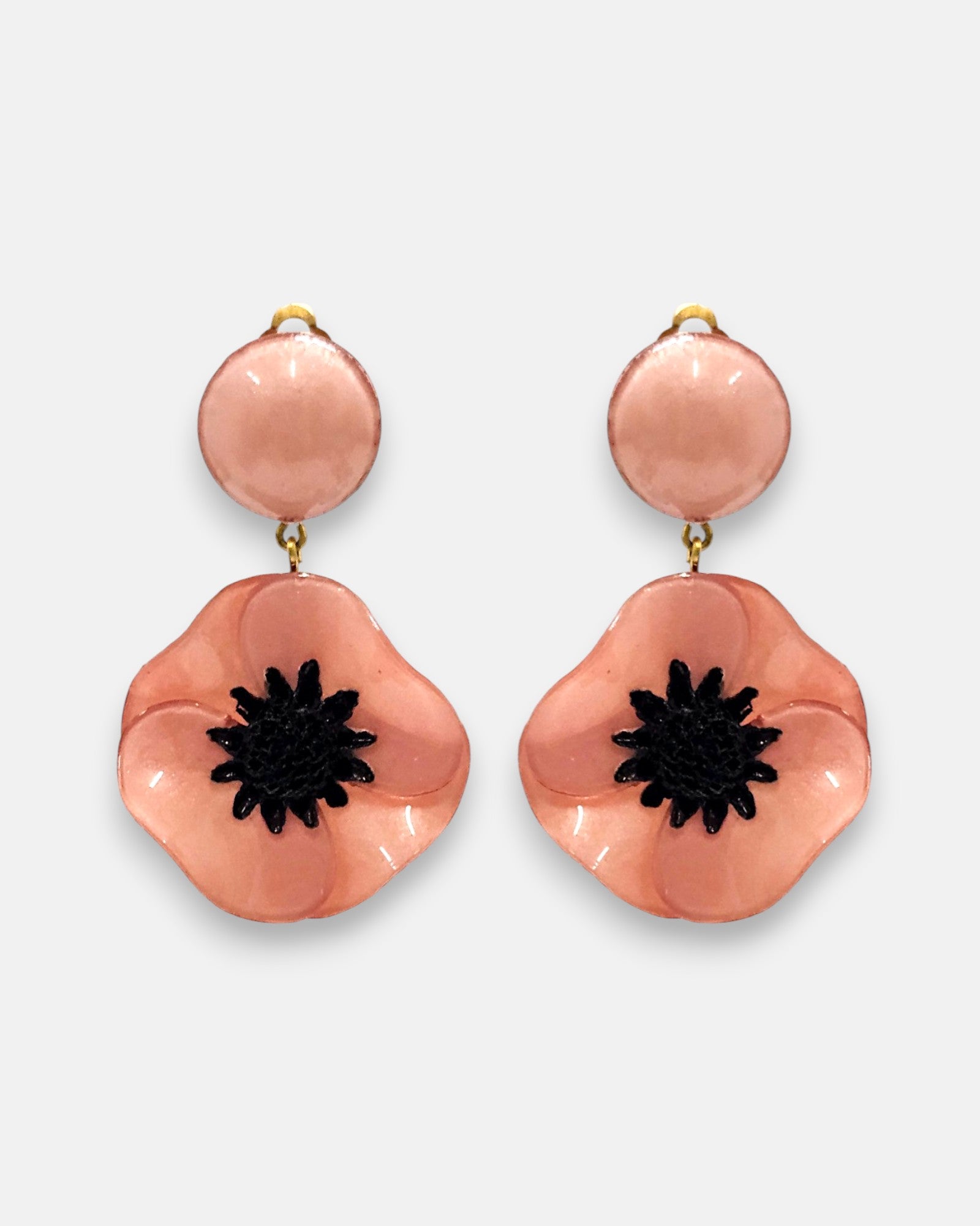 pareja de pendientes de amapola de Ciléa Paris con pétalos en color rosa salmón esmaltado, centro negro texturizado y botón superior redondo con enganche de pinza.