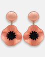 pareja de pendientes de amapola de Ciléa Paris con pétalos en color rosa salmón esmaltado, centro negro texturizado y botón superior redondo.