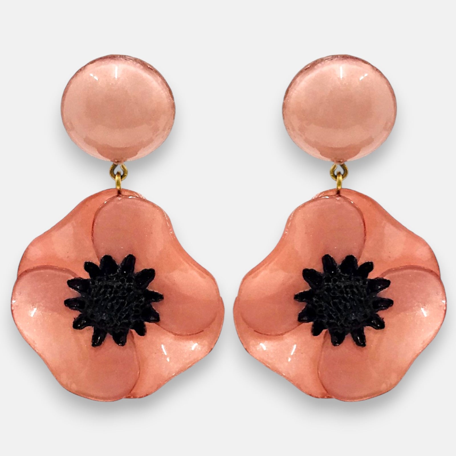 pareja de pendientes de amapola de Ciléa Paris con pétalos en color rosa salmón esmaltado, centro negro texturizado y botón superior redondo.