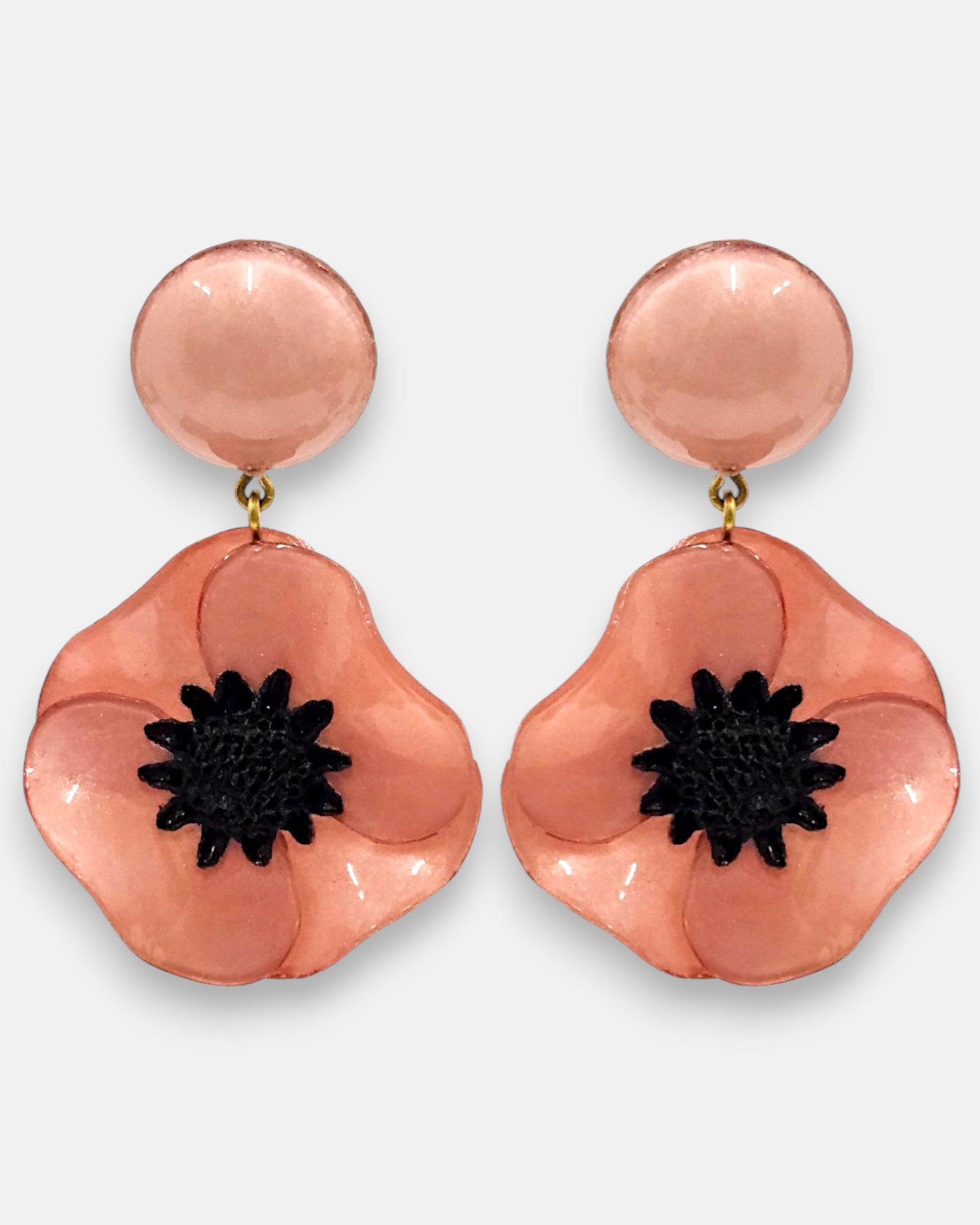 pareja de pendientes de amapola de Ciléa Paris con pétalos en color rosa salmón esmaltado, centro negro texturizado y botón superior redondo.