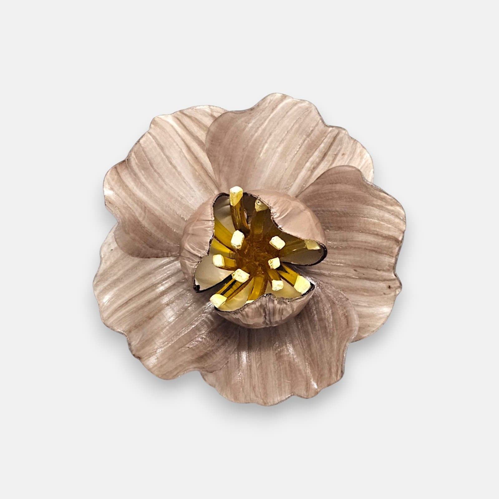broche en forma de flor abierta de Ciléa Paris con pétalos estriados en color taupe metalizado, un cáliz central elevado y pistilos amarillos.