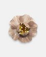 broche en forma de flor abierta de Ciléa Paris con pétalos estriados en color taupe metalizado, un cáliz central elevado y pistilos amarillos.