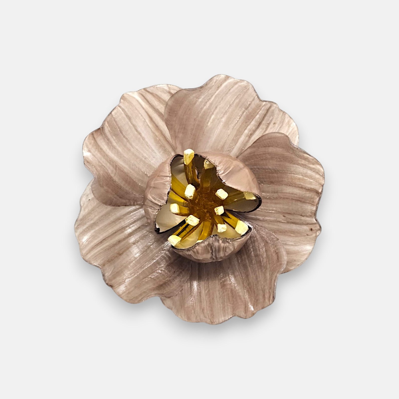 broche en forma de flor abierta de Ciléa Paris con pétalos estriados en color taupe metalizado, un cáliz central elevado y pistilos amarillos.