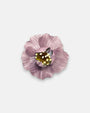 broche en forma de flor abierta de Ciléa Paris con pétalos estriados en color rosa malva, un cáliz central elevado y pistilos texturizados.