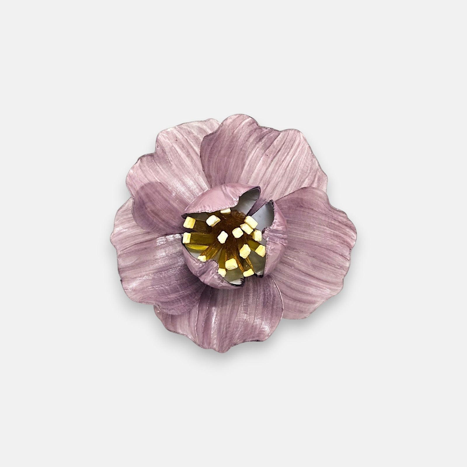 broche en forma de flor abierta de Ciléa Paris con pétalos estriados en color rosa malva, un cáliz central elevado y pistilos texturizados.