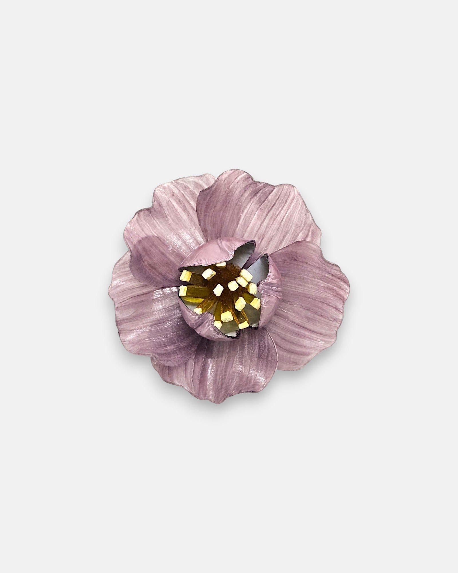 broche en forma de flor abierta de Ciléa Paris con pétalos estriados en color rosa malva, un cáliz central elevado y pistilos texturizados.
