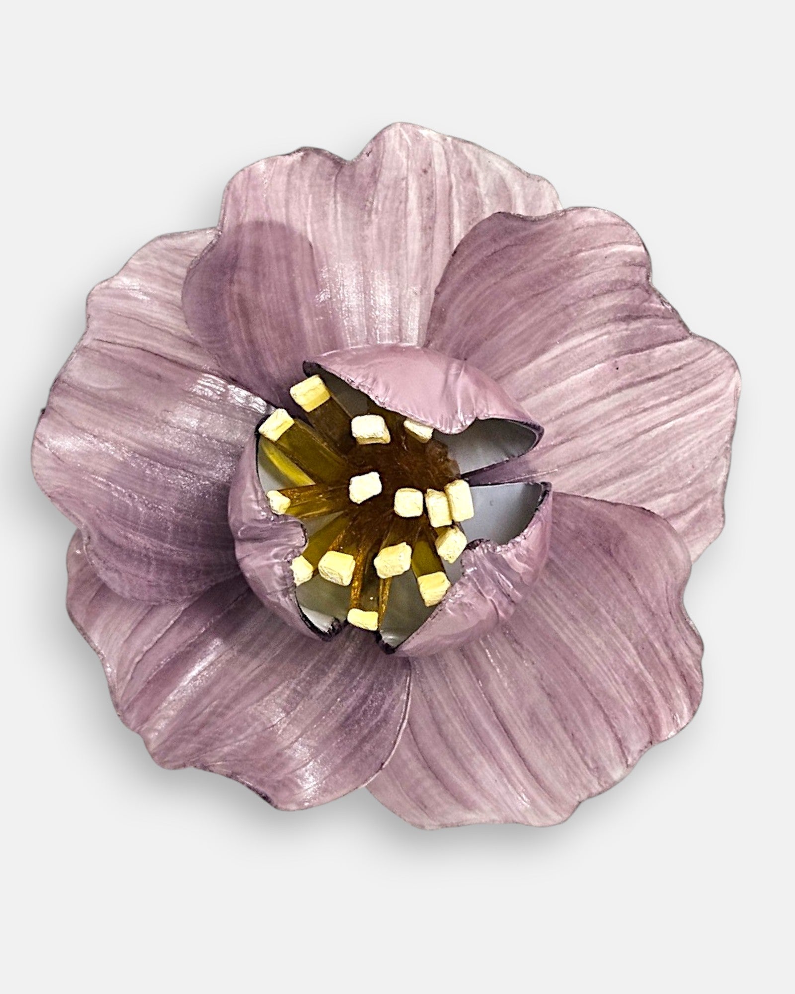 primer plano del broche de flor de Ciléa Paris, enfocando el acabado brillante de los pétalos malva modelados y la profundidad tridimensional de su centro.