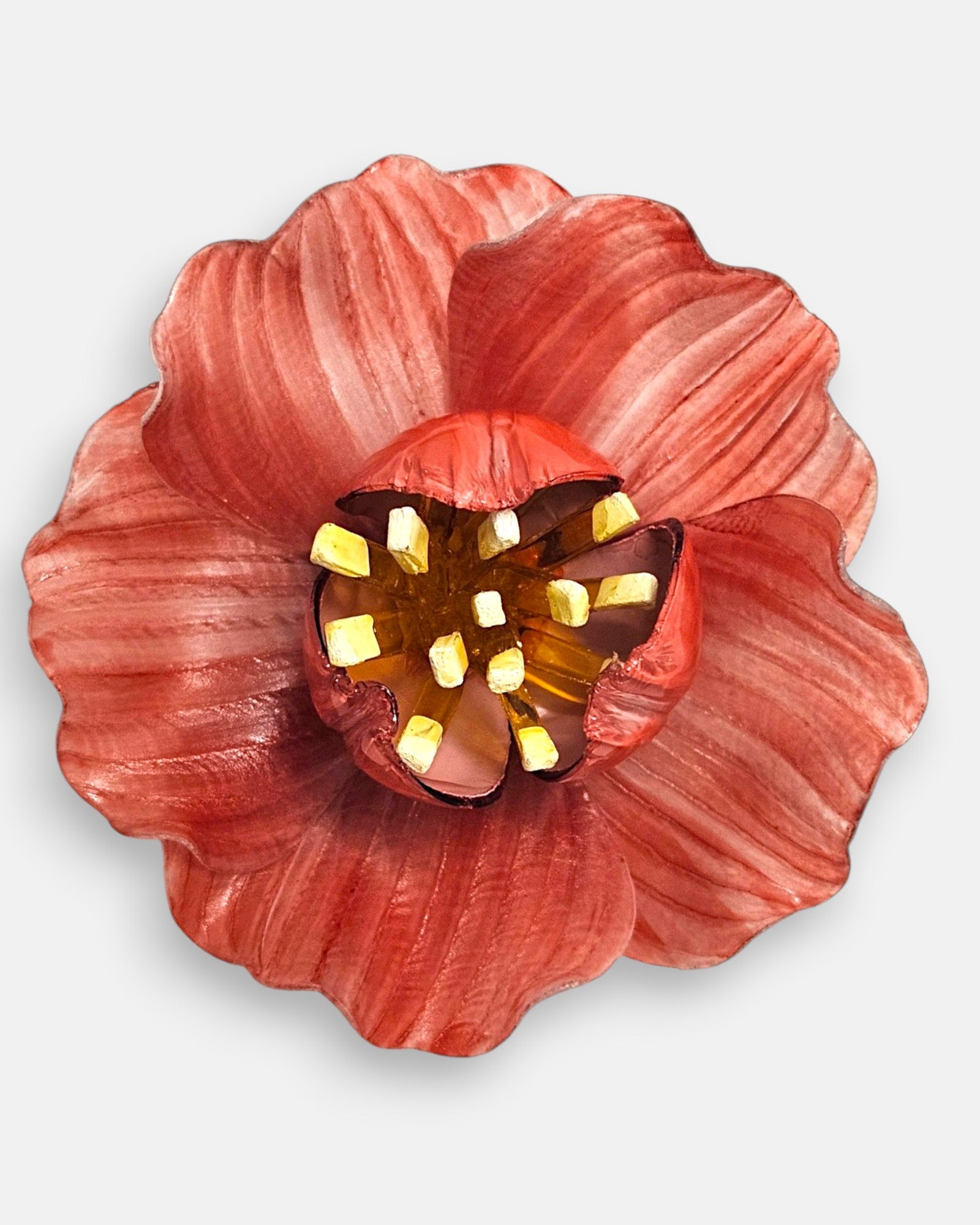 primer plano del broche artesanal de Ciléa Paris, enfocando el acabado brillante de los pétalos rojos modelados y la profundidad tridimensional de su centro.