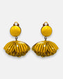 pareja de pendientes colgantes de Ciléa Paris con forma de concha o flor estriada en color amarillo azafrán, líneas oscuras grabadas y botón superior esférico con cierre de pinza.