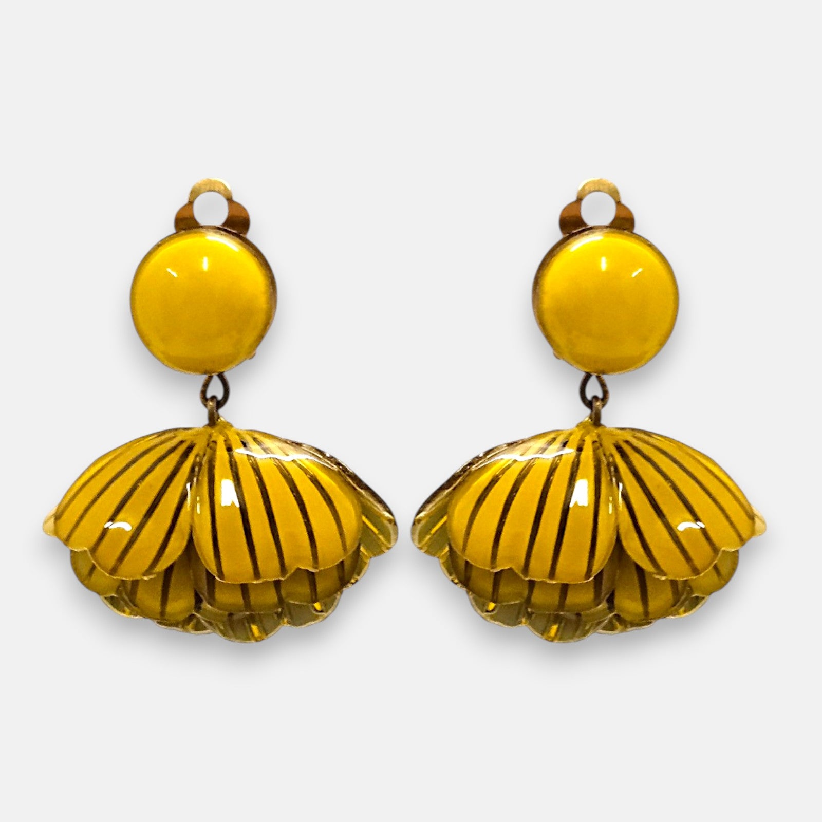 pareja de pendientes colgantes de Ciléa Paris con forma de concha o flor estriada en color amarillo azafrán, líneas oscuras grabadas y botón superior esférico con cierre de pinza.