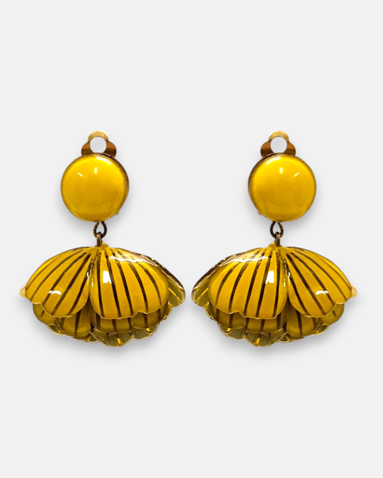pareja de pendientes colgantes de Ciléa Paris con forma de concha o flor estriada en color amarillo azafrán, líneas oscuras grabadas y botón superior esférico con cierre de pinza.