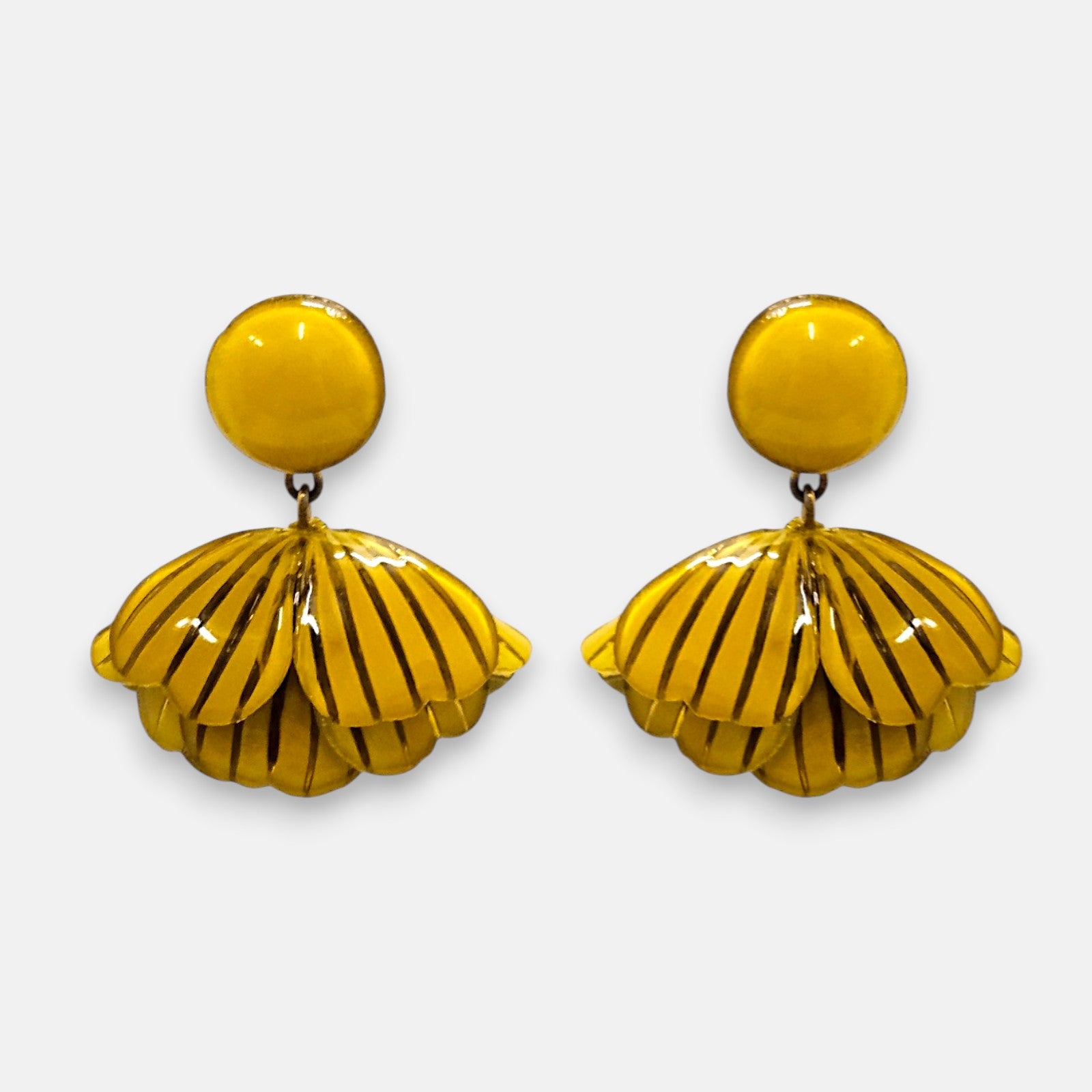 pareja de pendientes colgantes de Ciléa Paris con forma de concha estriada en color amarillo azafrán, líneas oscuras grabadas y botón superior redondo.