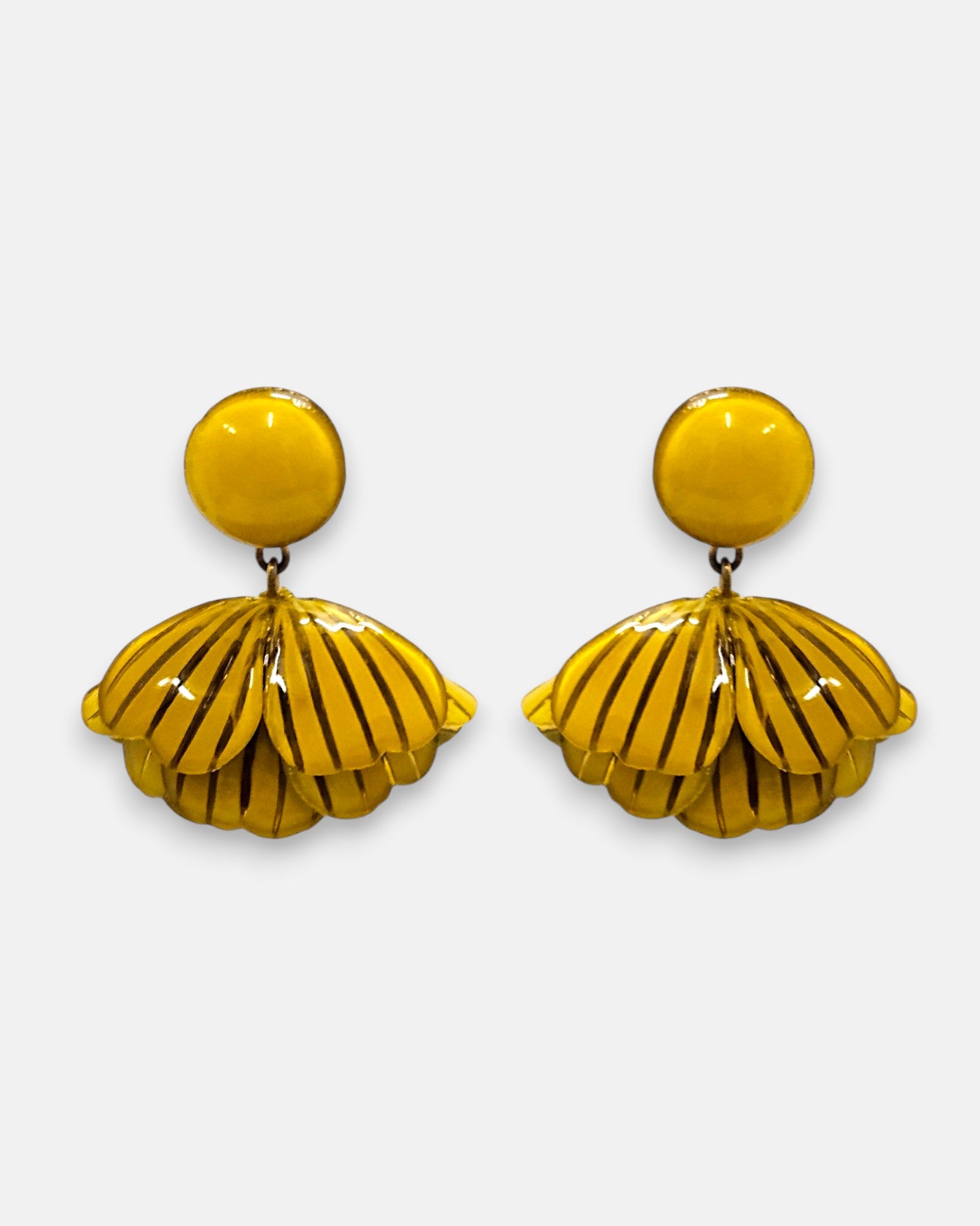 pareja de pendientes colgantes de Ciléa Paris con forma de concha estriada en color amarillo azafrán, líneas oscuras grabadas y botón superior redondo.