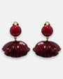 pareja de pendientes colgantes de Ciléa Paris con forma de concha o flor estriada en color rojo borgoña, líneas oscuras grabadas y botón superior redondo con enganche de pinza.