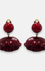 pareja de pendientes colgantes de Ciléa Paris con forma de concha o flor estriada en color rojo borgoña, líneas oscuras grabadas y botón superior redondo con enganche de pinza.