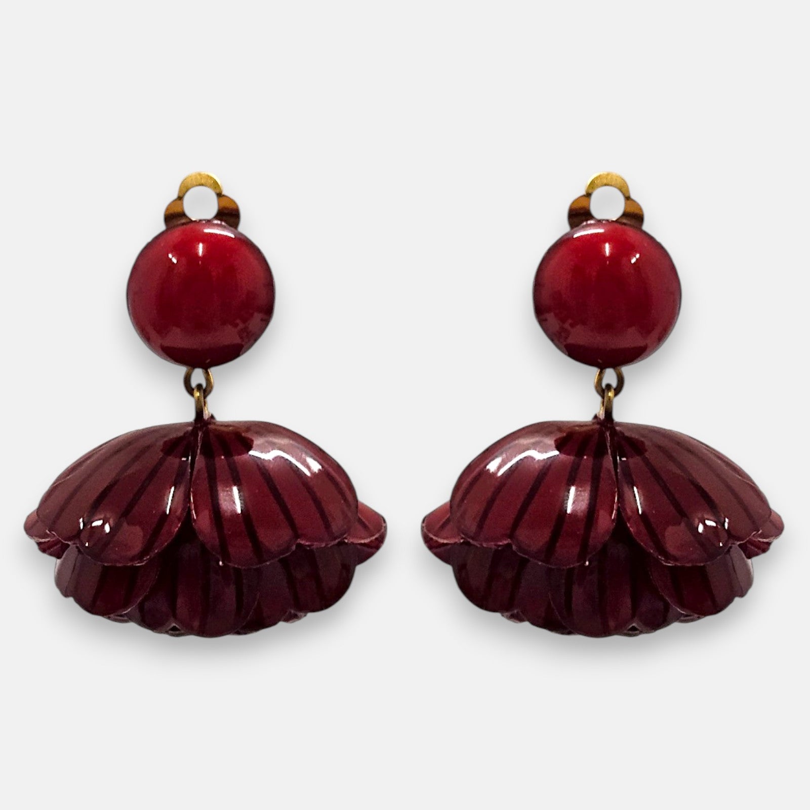pareja de pendientes colgantes de Ciléa Paris con forma de concha o flor estriada en color rojo borgoña, líneas oscuras grabadas y botón superior redondo con enganche de pinza.