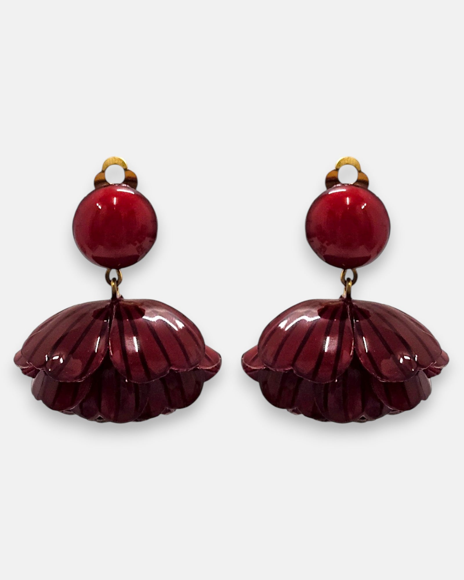 pareja de pendientes colgantes de Ciléa Paris con forma de concha o flor estriada en color rojo borgoña, líneas oscuras grabadas y botón superior redondo con enganche de pinza.