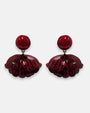 pareja de pendientes colgantes de Ciléa Paris con forma de concha estriada en color rojo borgoña, líneas oscuras grabadas y botón superior esférico a juego.