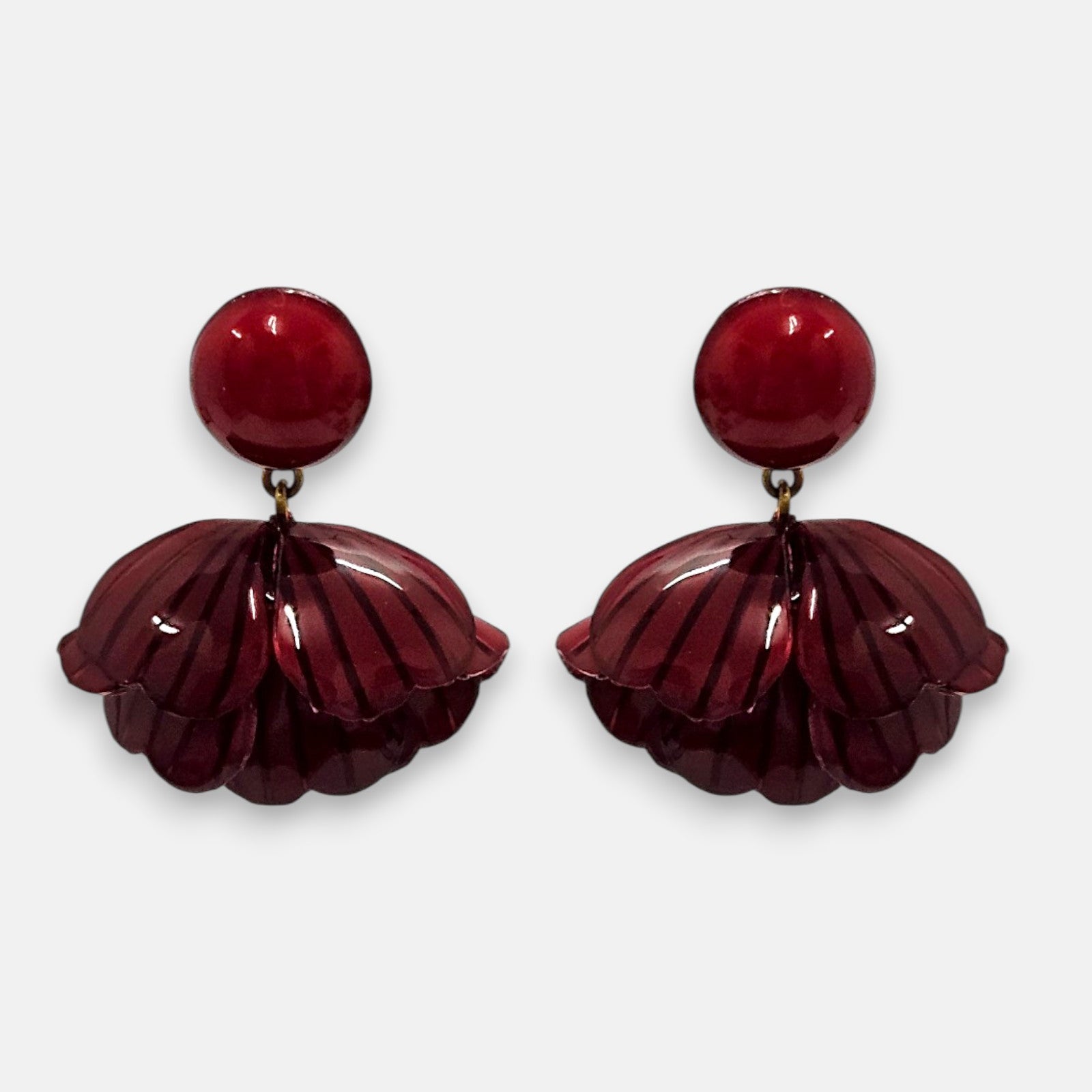 pareja de pendientes colgantes de Ciléa Paris con forma de concha estriada en color rojo borgoña, líneas oscuras grabadas y botón superior esférico a juego.