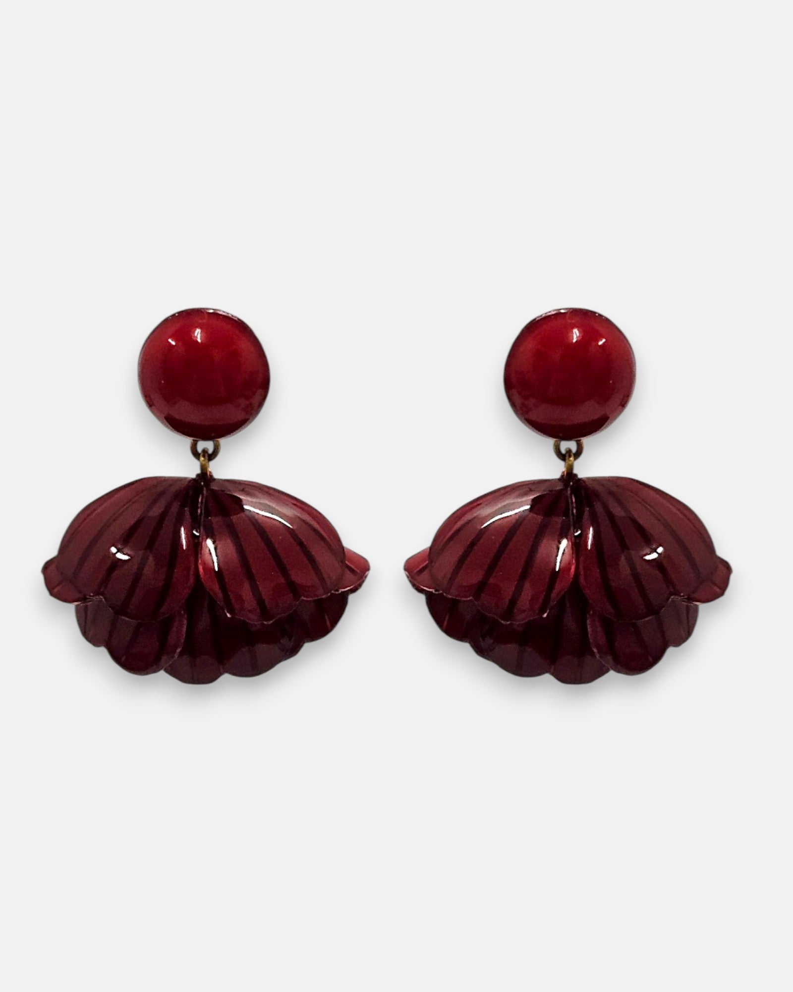 pareja de pendientes colgantes de Ciléa Paris con forma de concha estriada en color rojo borgoña, líneas oscuras grabadas y botón superior esférico a juego.