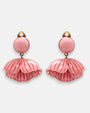 pareja de pendientes colgantes de Ciléa Paris con forma de concha o flor estriada en color rosa empolvado, líneas grabadas y botón superior redondo con enganche de pinza.