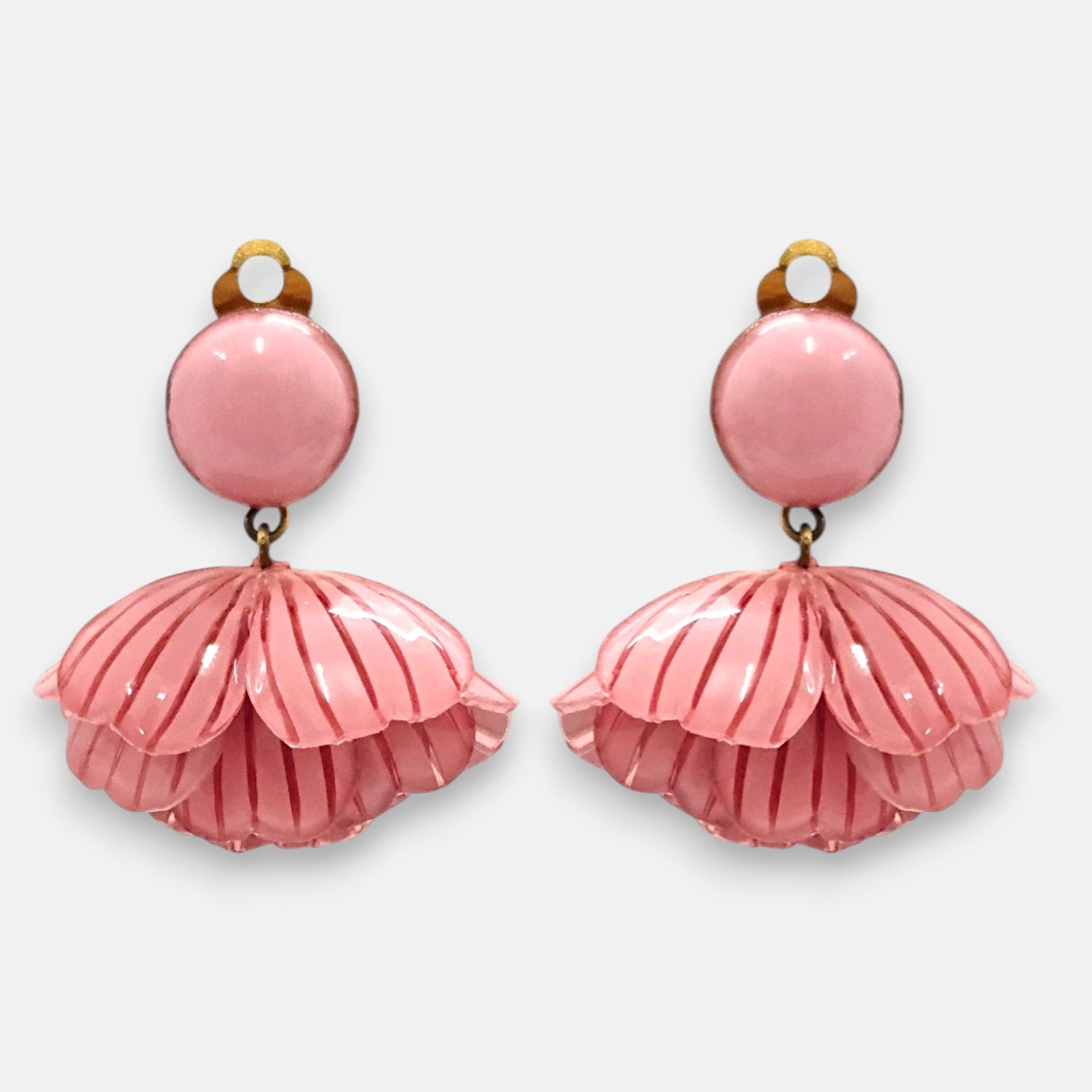 pareja de pendientes colgantes de Ciléa Paris con forma de concha o flor estriada en color rosa empolvado, líneas grabadas y botón superior redondo con enganche de pinza.