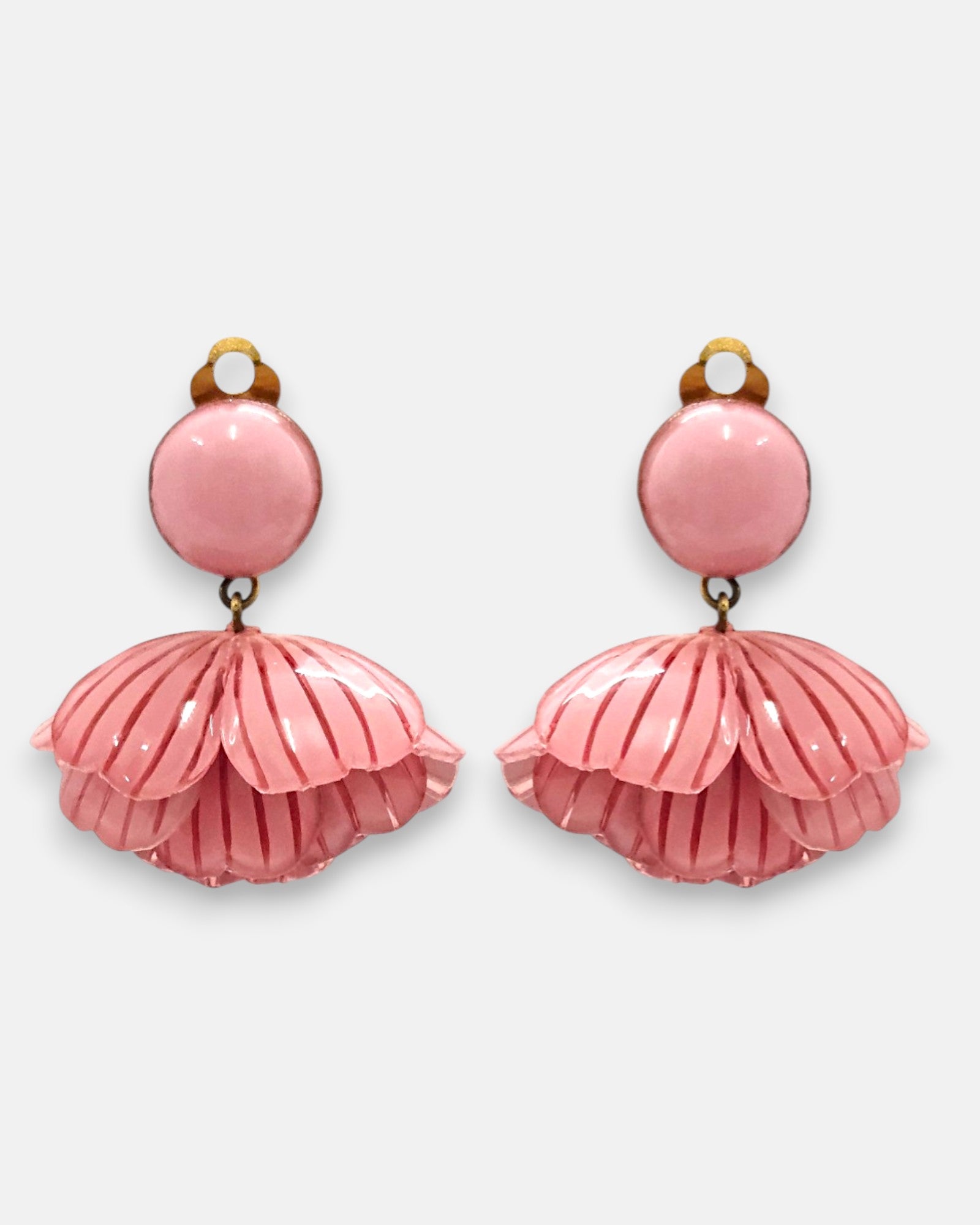 pareja de pendientes colgantes de Ciléa Paris con forma de concha o flor estriada en color rosa empolvado, líneas grabadas y botón superior redondo con enganche de pinza.