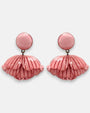 pareja de pendientes colgantes de Ciléa Paris con forma de concha estriada en color rosa empolvado, líneas grabadas y botón superior redondo.