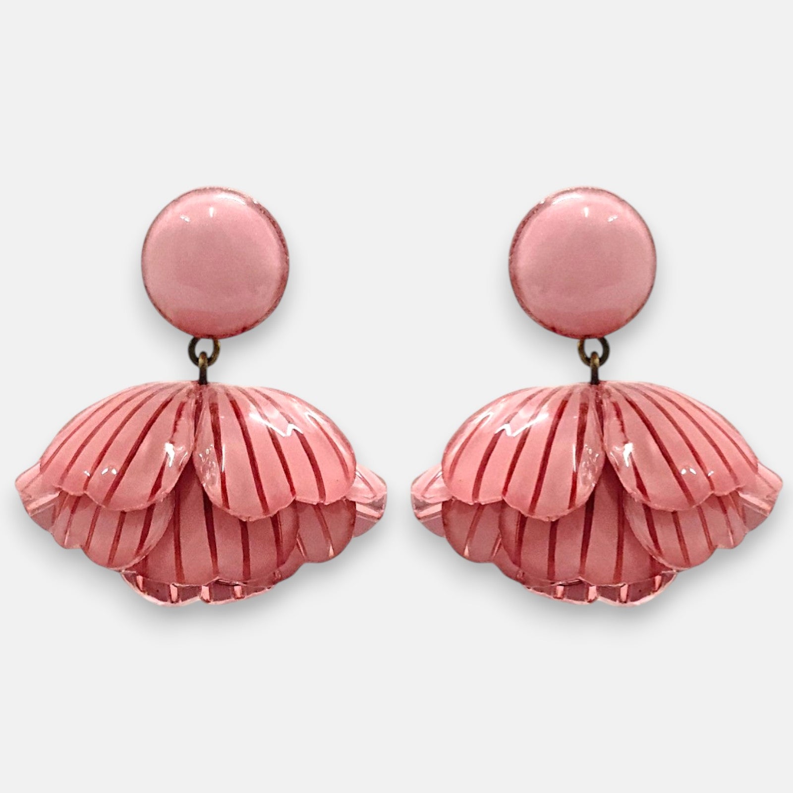 pareja de pendientes colgantes de Ciléa Paris con forma de concha estriada en color rosa empolvado, líneas grabadas y botón superior redondo.