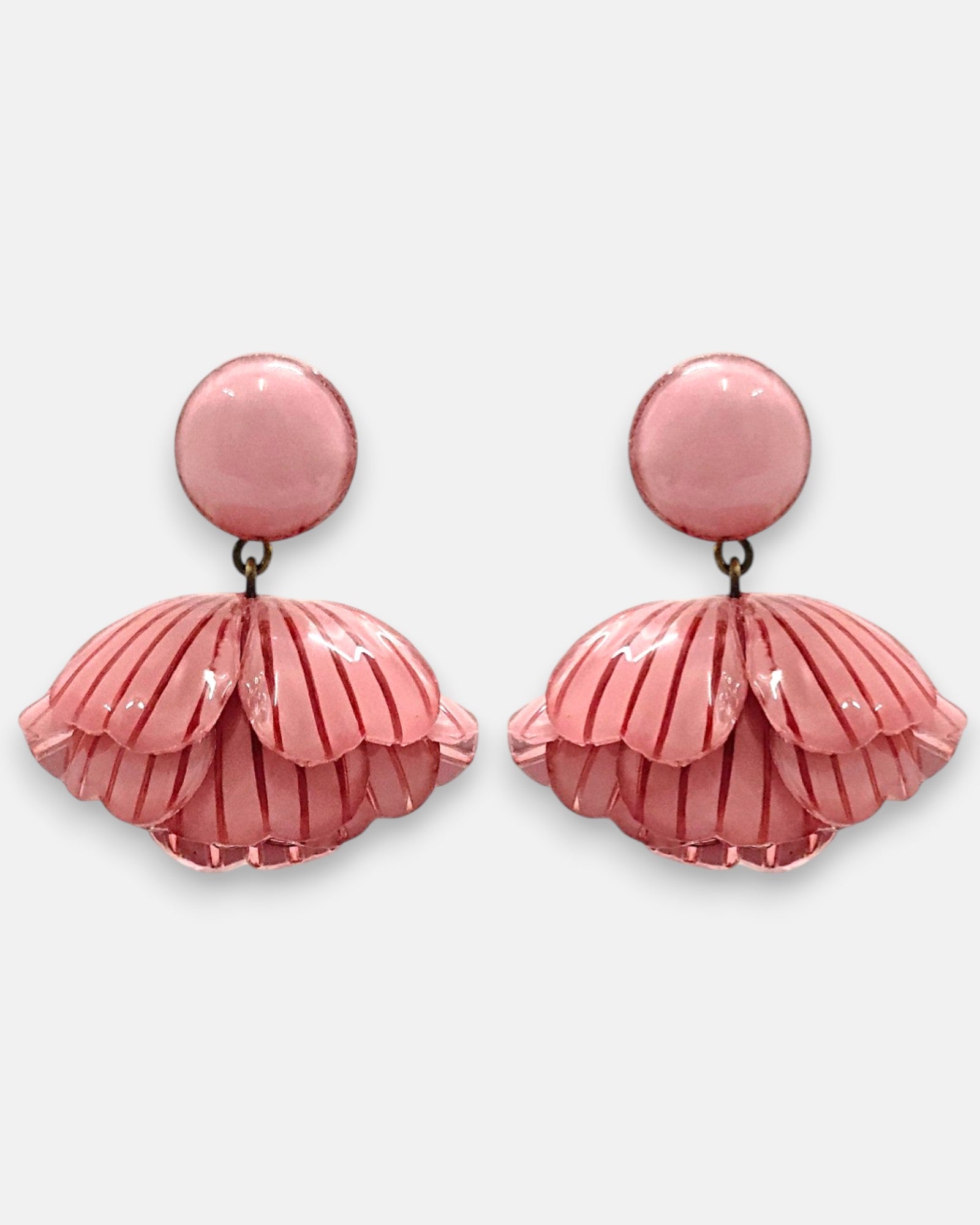 pareja de pendientes colgantes de Ciléa Paris con forma de concha estriada en color rosa empolvado, líneas grabadas y botón superior redondo.