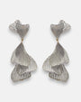 pareja de pendientes colgantes maxi de Ciléa Paris con hojas estriadas superpuestas en color plata satinada y botón superior en forma de abanico.