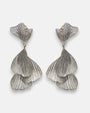 pareja de pendientes colgantes maxi de Ciléa Paris con hojas estriadas superpuestas en color plata satinada y botón superior articulado en forma de abanico.