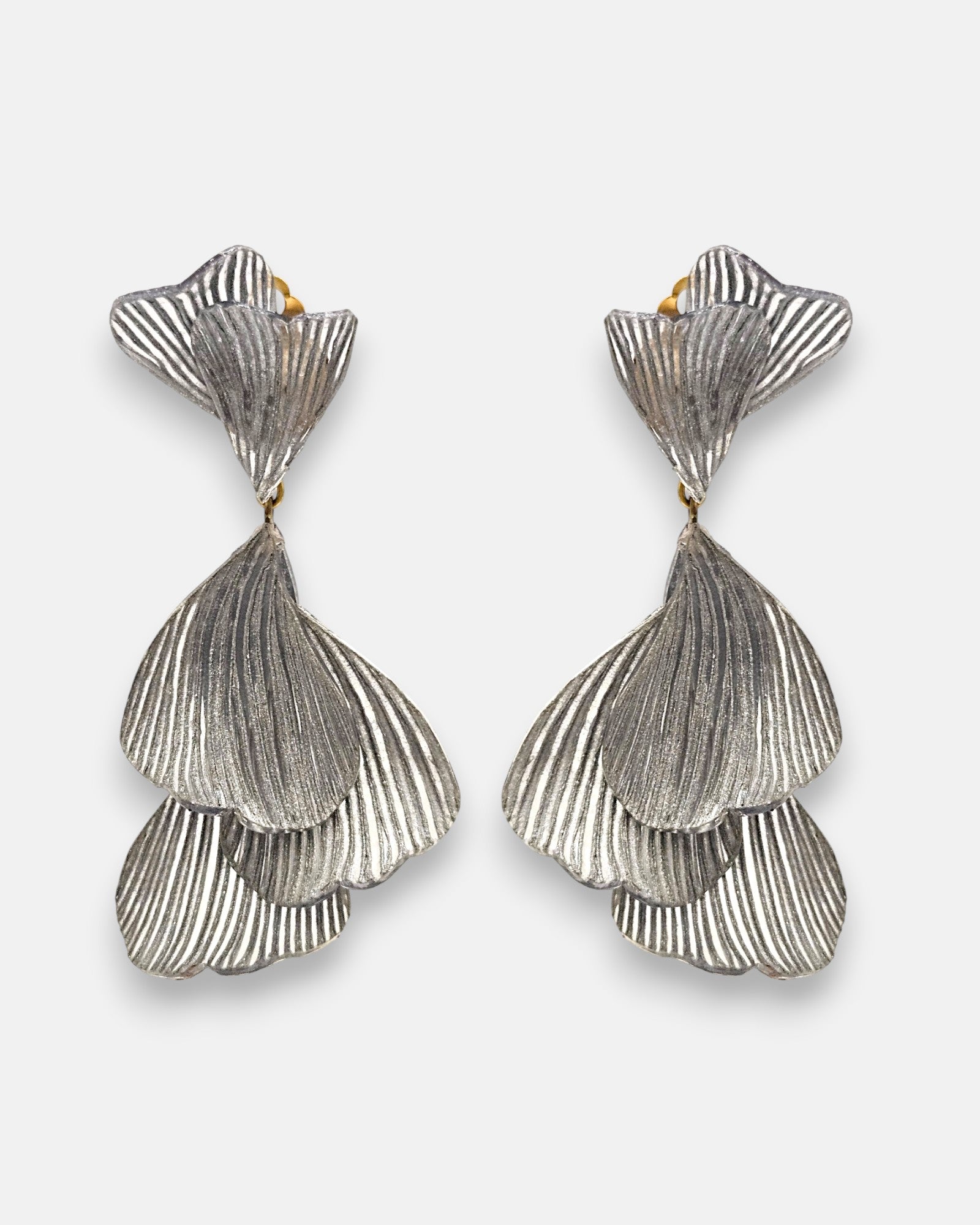 pareja de pendientes colgantes maxi de Ciléa Paris con hojas estriadas superpuestas en color plata satinada y botón superior articulado en forma de abanico.