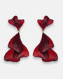 pareja de pendientes colgantes maxi de Ciléa Paris con hojas estriadas superpuestas en color rojo borgoña metalizado y botón superior en forma de abanico.