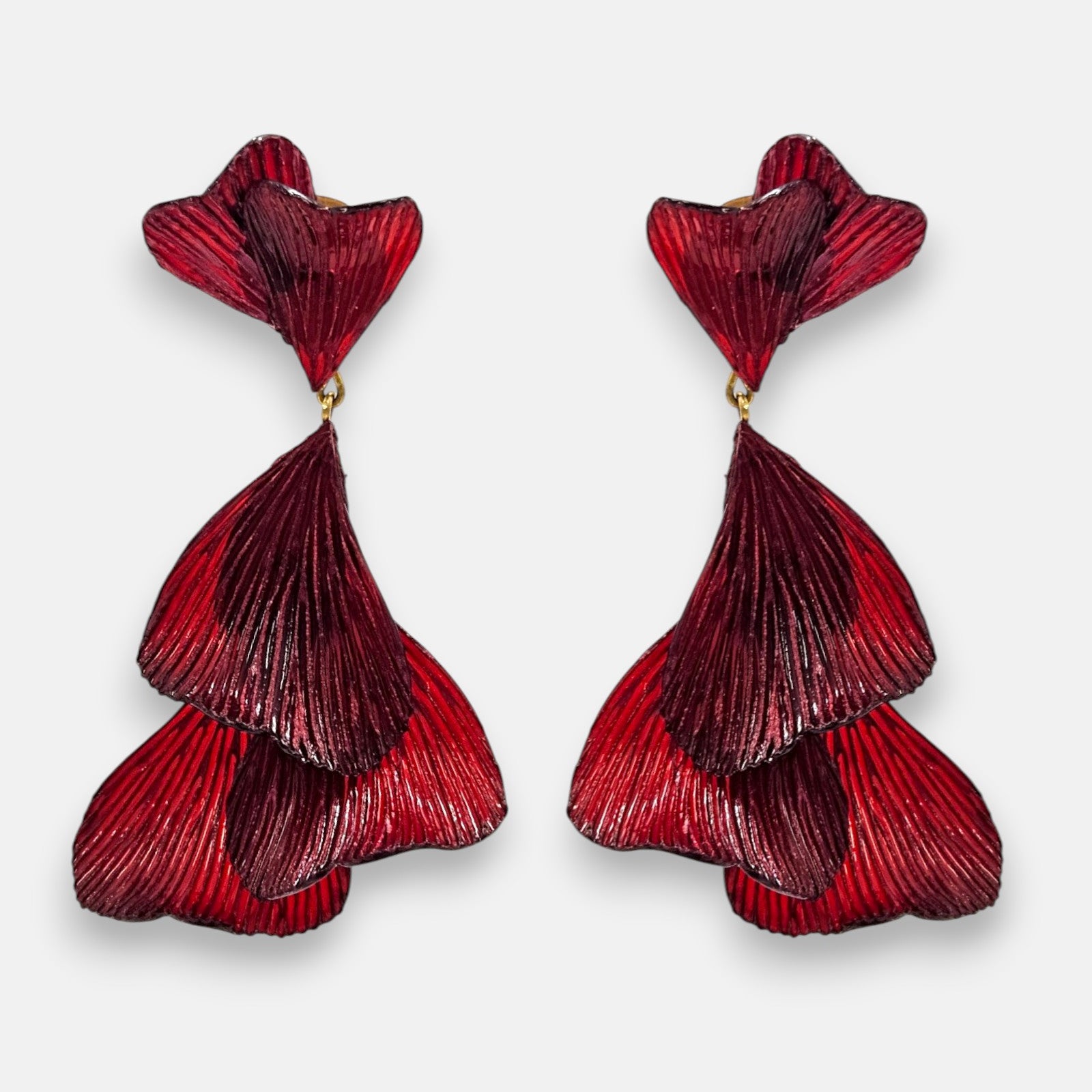 pareja de pendientes colgantes maxi de Ciléa Paris con hojas estriadas superpuestas en color rojo borgoña metalizado y botón superior en forma de abanico.