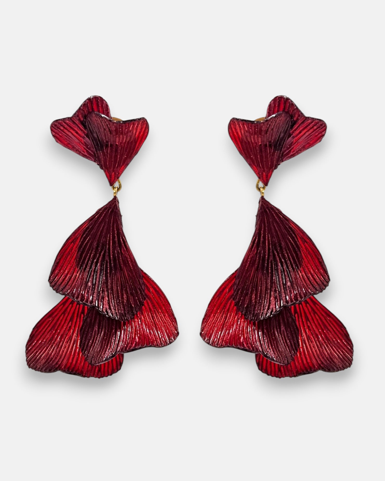 pareja de pendientes colgantes maxi de Ciléa Paris con hojas estriadas superpuestas en color rojo borgoña metalizado y botón superior en forma de abanico.
