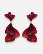 pareja de pendientes colgantes maxi de Ciléa Paris con hojas estriadas superpuestas en color rojo borgoña metalizado y botón superior en forma de abanico.