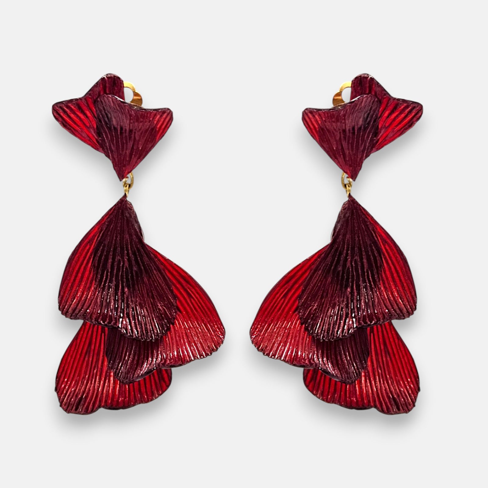 pareja de pendientes colgantes maxi de Ciléa Paris con hojas estriadas superpuestas en color rojo borgoña metalizado y botón superior en forma de abanico.