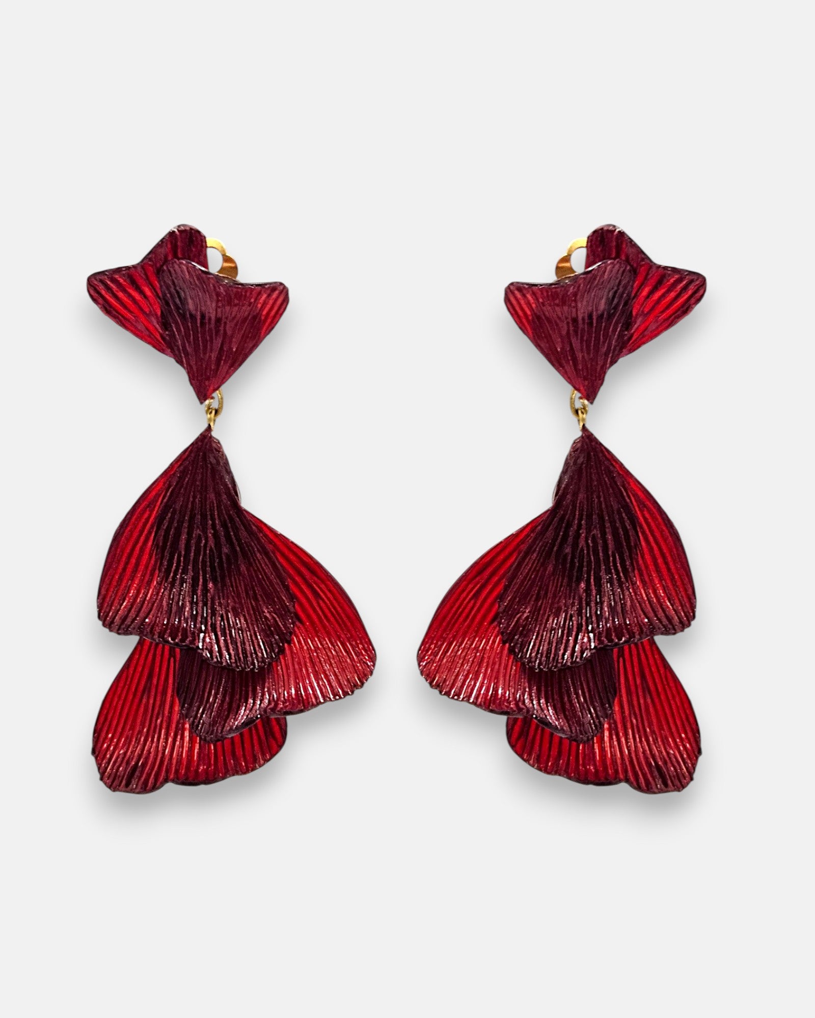 pareja de pendientes colgantes maxi de Ciléa Paris con hojas estriadas superpuestas en color rojo borgoña metalizado y botón superior en forma de abanico.