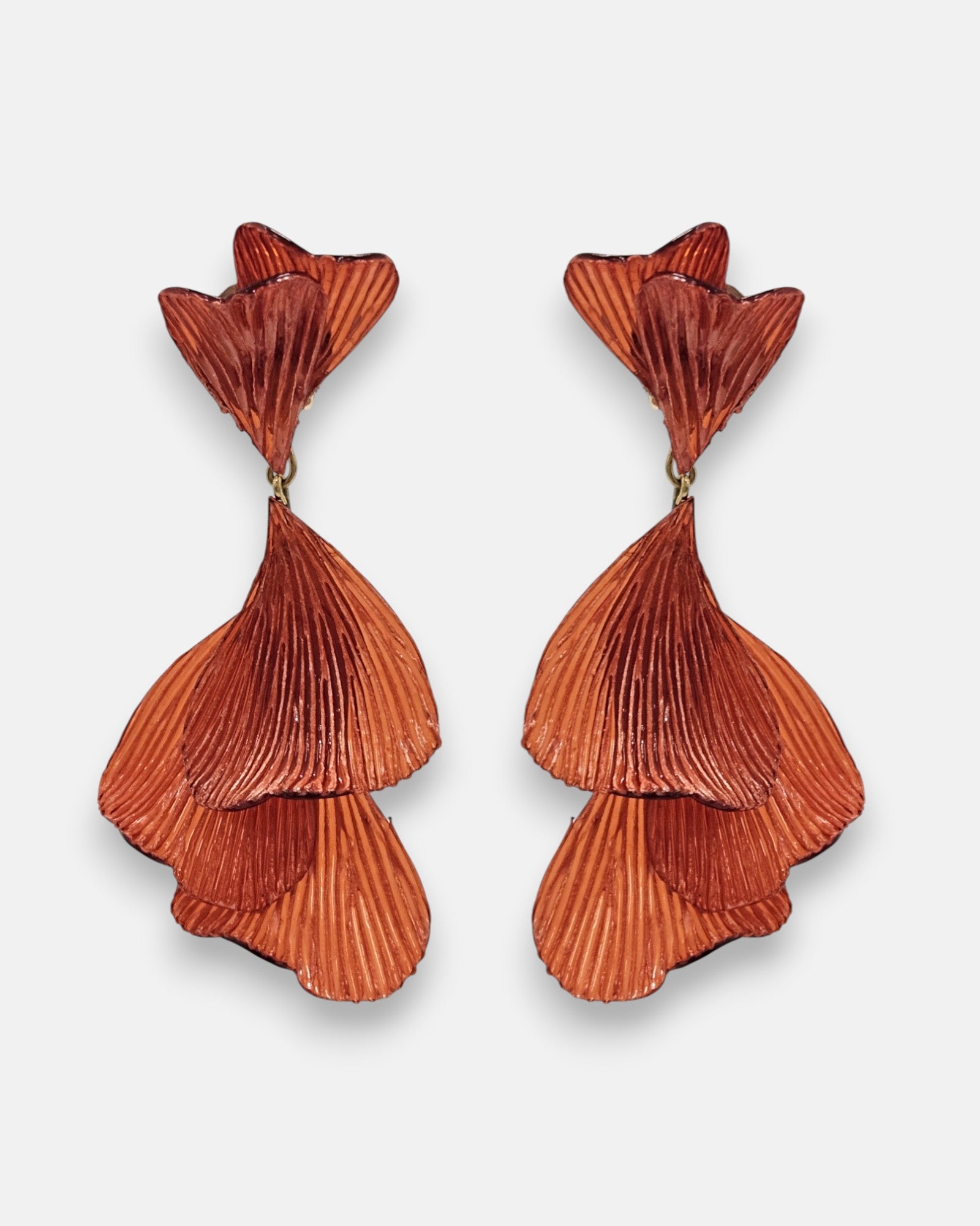 pareja de pendientes colgantes maxi con forma de hojas de ginkgo biloba de Ciléa Paris, destacando su resina texturizada en color terracota o teja brillante y su estructura de hojas superpuestas en cascada.